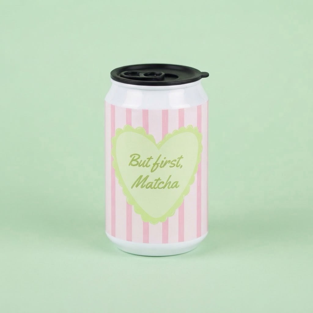 Roze prugasta termo limenka sa srcem i natpisom But first Matcha